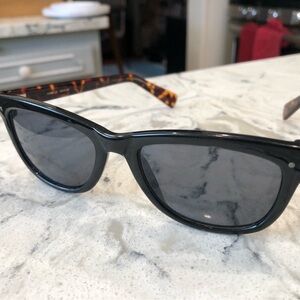 Chic Black Sunglasses with Tortoise Shell Arms